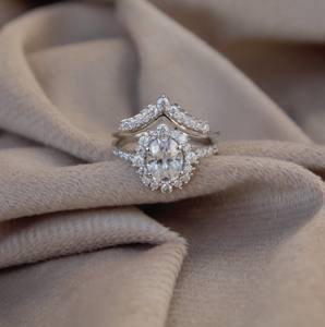 Bague en argent sterling 925 Art déco Chevron pour femme avec griffes Moissanite deux en un pour anniversaire d'anniversaire - Product Image 2