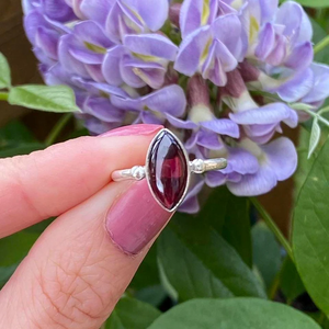 แหวนเงินแท้ 925 ประดับพลอยโกเมนทรงมาร์ควิส  สำหรับเดือนมกราคม  งานแฮนด์เมด ราคาโรงงาน - Product Image 4