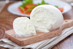 Bloque de Queso Fresco Cremoso de Res, Exportación a Granel, Proveedor Directo de Fábrica para Cadenas de Comercio Minorista y Catering Globales - Product Image 1