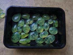 หินพรีไนท์สีเขียวธรรมชาติขัดเงาวงรีทรงรีรูปทรงสวยงามเครื่องประดับแบบหลวมใช้ - Product Image 3