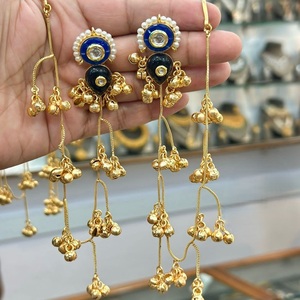 Hermosos pendientes grandes llamativos de peso ligero pulido dorado de calidad superior, colección de ropa con función de desgaste tradicional para mujer - Product Image 1