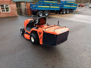 Tondeuse autoportée Kubota GR1600-II, Année 2014, 570 heures, Moteur diesel Kubota, Transmission hydrostatique, Collecteur arrière, Lame de coupe centrale de 42 pouces - Product Image 3
