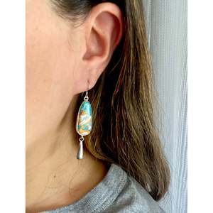 Pendientes Colgantes Hechos a Mano en Estilo Navajo con Turquesa Mohave y Plata de Ley, Diseño en Forma de Gota de Agua - Product Image 2