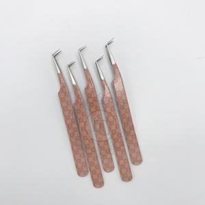 Marque privée Pince à épiler à 90 degrés avec pointe en fibre Manche lisse en acier inoxydable Pince à cils argentée Revêtement en papier Durable - Product Image 2