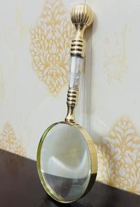 Lupa Vintage de 4'' con Mango de Latón Macizo y Nácar - Product Image 2