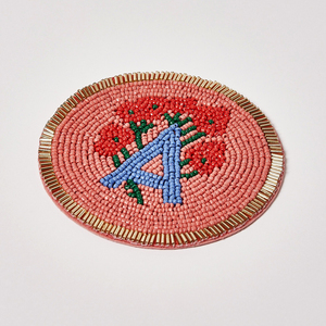 2025 nueva llegada cuentas de vidrio hechas a mano posavasos con alfabeto elegante alfombrilla para bebidas para bodas y decoración del hogar - Product Image 1