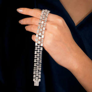 Bracelet en or 18 carats luxueux Art Déco à trois rangs de diamants baguette (naturels) - Product Image 1