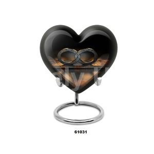 Urna Funeraria Católica en Forma de Corazón Negro para Cenizas Humanas con Soporte y Bolsa de Terciopelo Gratis - Product Image 4
