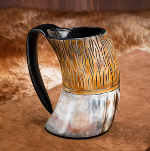 Mug en corne robuste, à texture profonde, avec une finition brun patiné. Disponible à prix de gros. - Product Image 3