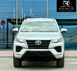 Toyota Fortuner EXR 2.7L V4 SUV Automatica a Benzina Usata Bianca 2023 Pronta per la Spedizione - Product Image 1