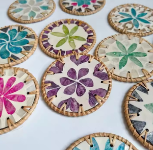 Sous-verres en osier de Style fleur colorée motif de panier de coquille rotin de blocage de couleur pour la décoration de bureau faite à la main au Vietnam - Product Image 1