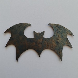 Ornement complexe de chauve-souris et de lune en tôle de fer, finition de surface patinée artisan sculpté à la main pour les accents décoratifs d'Halloween - Product Image 2
