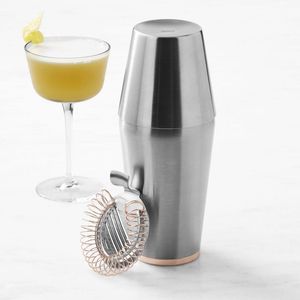 Shaker élégant en métal argenté pour bar à la maison et barman avec couvercle sécurisé et finition lisse - Product Image 1
