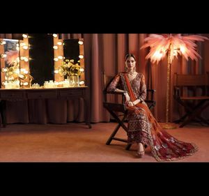 Nureh ชุดเดรสผ้าชิฟฟ่อน4ชิ้นตกแต่งและปักลายหรูหราพร้อมชุดดูพญานาคปากีสถาน - Product Image 2