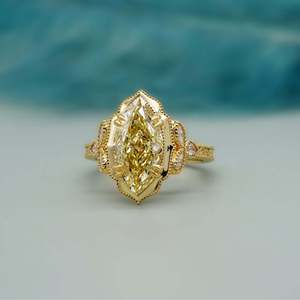 Anillo de Diamantes Marquise Amarillo con Certificación IGI, Estilo Catedral Vintage, Anillo de Compromiso en Oro Amarillo - Product Image 3