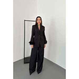 Ensemble blazer et pantalon à revers en plumes noires - Crêpe uni élégant pour femmes - 2 pièces longues - Product Image 1