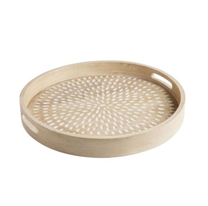 Plateau de service en bois fabriqué à la main avec charme vintage et finition lisse idéal pour l'organisation de la table basse ou la présentation des aliments - Product Image 1