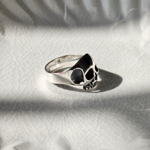 Anillo de plata liso con calavera oxidada, el anillo de plata liso con calavera más vendido - Product Image 4