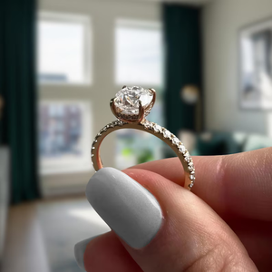 Anillo de Compromiso de Diamante Cultivado en Laboratorio con Corte Cojín de 2 Quilates, Halo Oculto, Certificación IGI, Claridad VVS2, Oro de 14K, Elegancia Femenina - Product Image 1