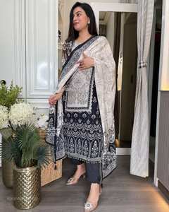 Ensemble de vêtements de créateurs indiens et pakistanais traditionnels élégants avec haut à motif imprimé et miroir Dupatta Looks de fête festive - Product Image 2