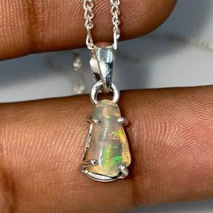 Colgante de ópalo etíope de Plata de Ley 925 Estilo Vintage hecho a mano, gemas de ópalo en bruto multifuego para cristianos y niños con latón - Product Image 3