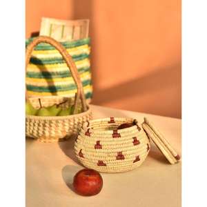 Panier en rotin naturel rustique avec tissage artisanal pour une organisation charmante du salon et de la chambre à coucher - Product Image 1