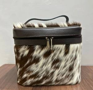 COULEUR NOIRE ET MARRON VÉRITABLE SAC COSMÉTIQUE ÉLÉGANT ET DURABLE IMPRIMÉ NOIR ET BLANC CUIR DE VACHE OUTILLAGE GÉOMÉTRIQUE - Product Image 2