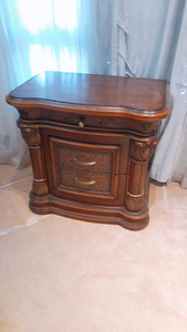 Mesita de noche de madera asegurada de calidad con mesita de noche hecha a mano de madera maciza de diseño tradicional a la venta - Product Image 2