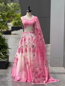 Conjunto de Lehenga Choli Nupcial Artesanal con Diseño Contemporáneo sin Mangas, en Rayón y Seda Banarasi, para Fiestas y Eventos Festivos - Product Image 6