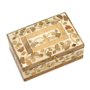 Boîte en résine et bois avec motif floral, article tendance incontournable ici - Product Image 1