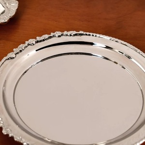 ถาดเสิร์ฟโลหะชุบสีเงินทรงกลมพร้อมขอบดอกไม้สำหรับงานปาร์ตี้ในบ้านโรงแรม - Product Image 2
