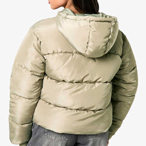 เสื้อแจ็คเก็ตผู้หญิงแบบ OEM สำหรับฤดูหนาว บุผ้าควิลท์ มีฮู้ด ผ้า PU ด้านนอก บุผ้าฝ้าย ซับใน แห้งเร็ว ระบายอากาศได้ดี เป็นมิตรกับสิ่งแวดล้อม ป้องกันรอยยับ - Product Image 3