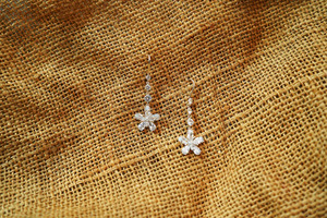 Boucles d'oreilles élégantes en argent sterling 925 avec flocon de neige Bijoux d'inspiration hivernale avec détails délicats - Product Image 2
