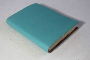 Magnifique journal relié en cuir, couleur bleu ciel, cuir de chèvre adouci avec un motif de bananier en relief sur la couverture. - Product Image 2