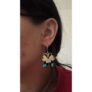 Boucles d'oreilles pendantes Zuni en argent sterling plaqué or, multicolores, avec pierres d'améthyste, grenat, perle et diamant, forme papillon - Product Image 2