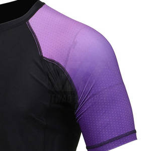 Haut de compression durable avec étirement dans les quatre sens pour l'entraînement, la course et l'utilisation en extérieur. - Product Image 5