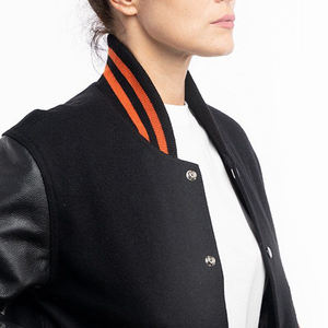 Chaquetas Varsity de Cuero para Mujer, Estilo Urbano, con Logotipo Personalizado OEM, Chaquetas Varsity de Alta Calidad con Hombros Caídos - Product Image 6