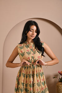 ชุดเดรสผ้าฝ้ายพิมพ์ลายแบบไม่มีแขนสำหรับผู้หญิง สั่งซื้อจำนวนมาก ผู้ส่งออกอินเดีย ผลิตแบบ OEM ขนาดและฉลากตามสั่ง - Product Image 5