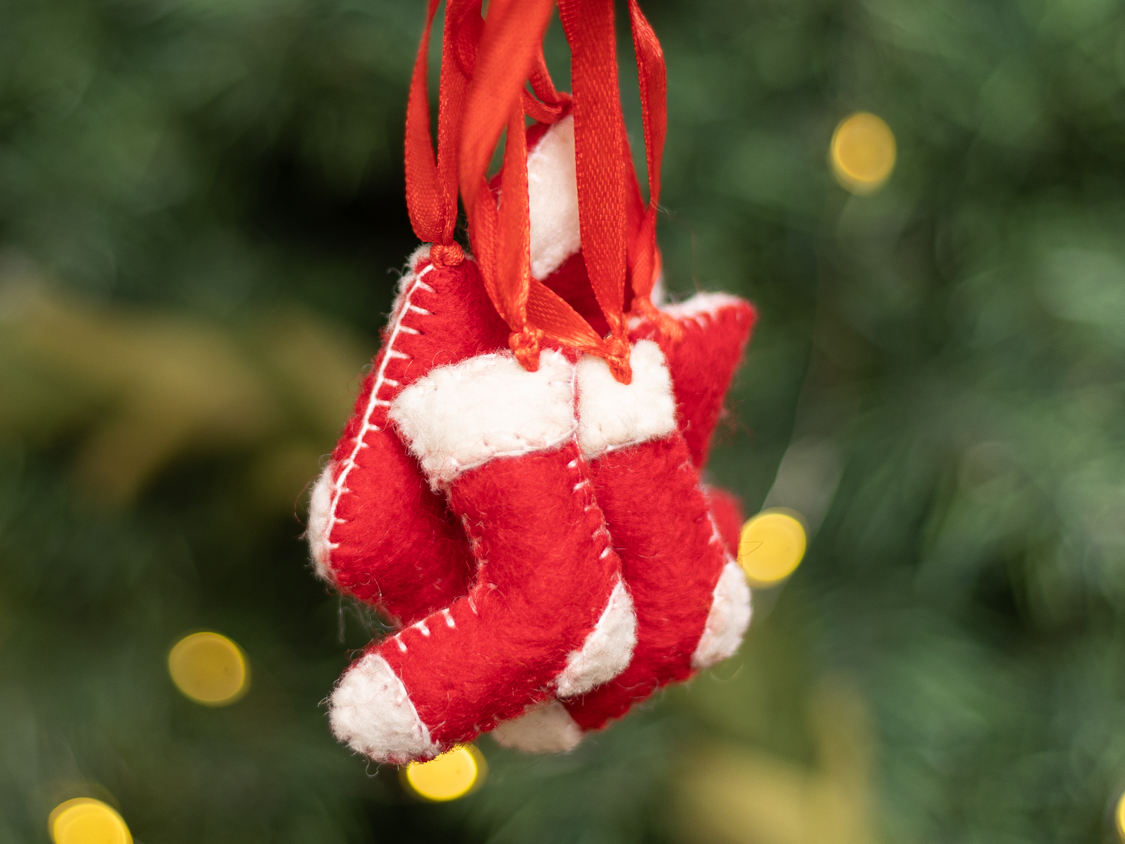 Mini medias de fieltro rojas y blancas