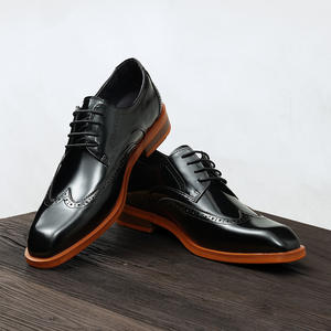 Nuevos zapatos formales de cuero para hombre, de gran tamaño, con diseño de brocado naranja y suela en contraste. - Product Image 1