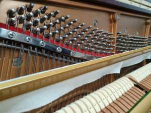 Piano droit d'occasion violet Kawai KL601 du Japon vendeur en gros haut de gamme pour l'exportation pour l'enseignement et l'utilisation à domicile - Product Image 6