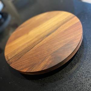 Planche à découper ronde en noyer massif, planche à découper en bois faite à la main pour la cuisine, le restaurant, le service de fromage, de pizza et la préparation des aliments - Product Image 1