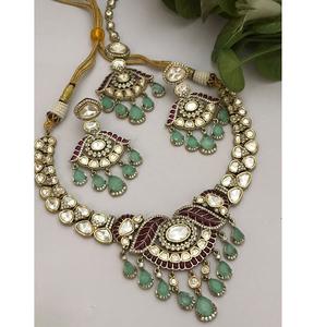 Conjunto de Collar y Pendientes de Moissanita Chapados en Oro de Primera Calidad Clásica con Tikka para Bodas y Regalos para Mujer - Product Image 1