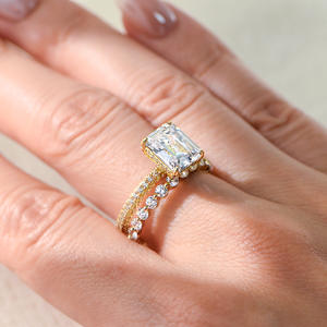 Bague de fiançailles en argent 925 plaqué or avec zircon taille émeraude en gros - Product Image 1