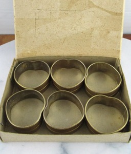 Servilleteros de metal dorado y plateado de inspiración floral, regalos elegantes para invitados de boda y sofisticados arreglos de mesa de vacaciones - Product Image 1