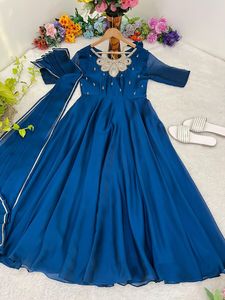 ชุดราตรีปักลวดลายสวยงามพร้อมชุดเดรสสีน้ำตาล - Product Image 6