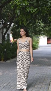 Ensemble de vêtements de détente de luxe de créateur Ensemble décontracté d'été à fleurs et à col noué Motif tissé Court pour un look d'été chic et décontracté - Product Image 2