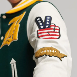 Chaqueta Universitaria de Cuero y Lana 100% Personalizada para Hombre, Cuello Alto, Bordado Chenille, Mangas de Piel de Oveja, Estilo Urbano - Product Image 4