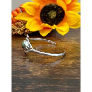 Brazalete de Plata de Ley con Turquesa Kingman Hecho a Mano por los Navajo - Joyería Coleccionable de Importancia Cultural - Product Image 4