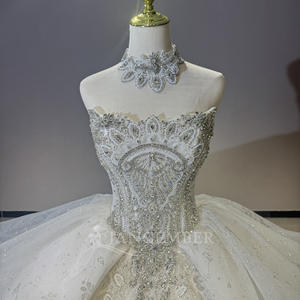 Vestido de Novia de Lujo Moderno con Escote Barco, Flores de Encaje, Cristales y Cola de Capilla, Modelo DW0186 - Product Image 4